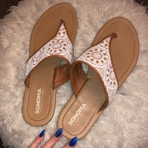 Sandals with lace floral print